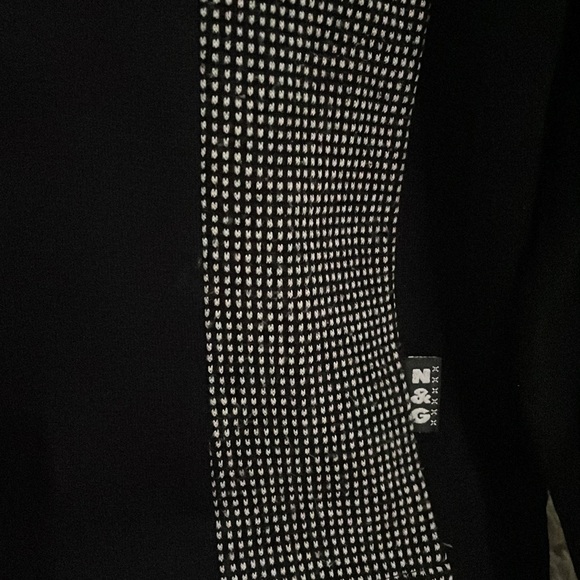 Black/white zip up top. Size S. - Picture 5 of 6